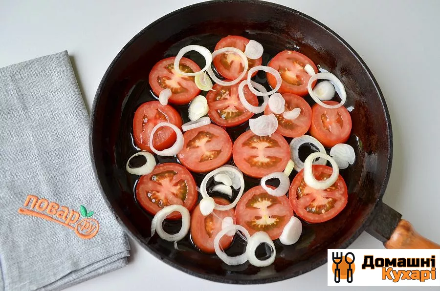  Яєчня з помідорами та базиліком - фото крок 2