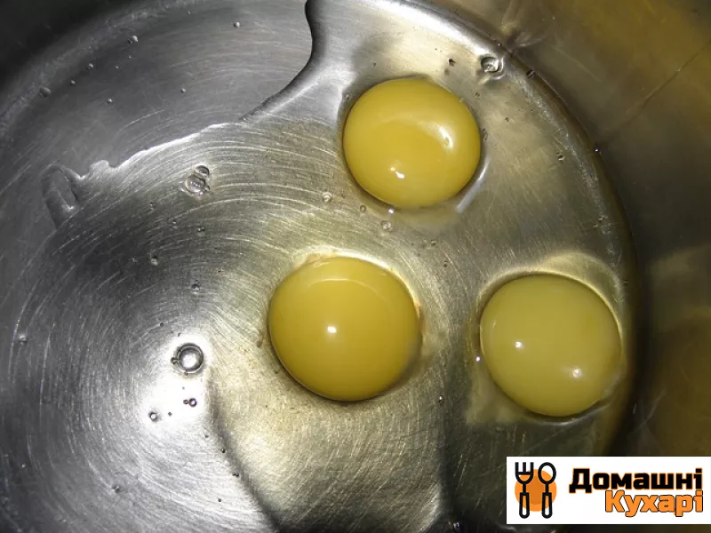 Млинці на сироватці з яйцями - фото крок 1