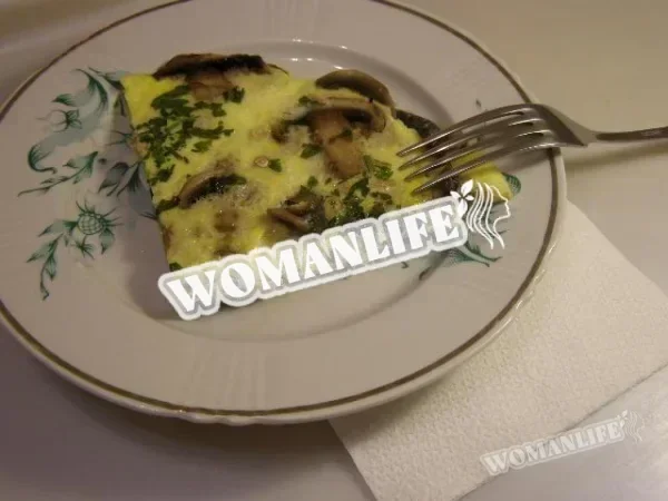 Омлет з маринованими грибами і зеленню