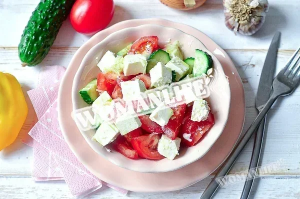 Салат з сиром Фета і помідорами