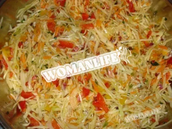 Салат з квашеної капусти з маринованими яблуками та брусницею