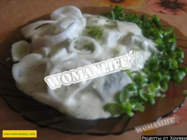 Маринований оселедець з оцтом і цибулею