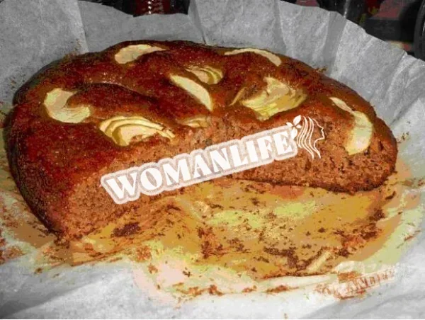 Медовий пиріг з корицею, горіхами та яблуками