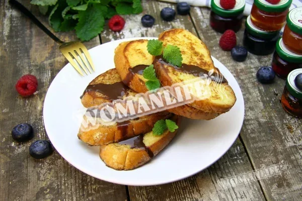 Класичний французький тост з яйцями на сніданок