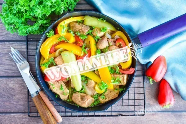 Теплий салат зі смаженим беконом і коричневим рисом