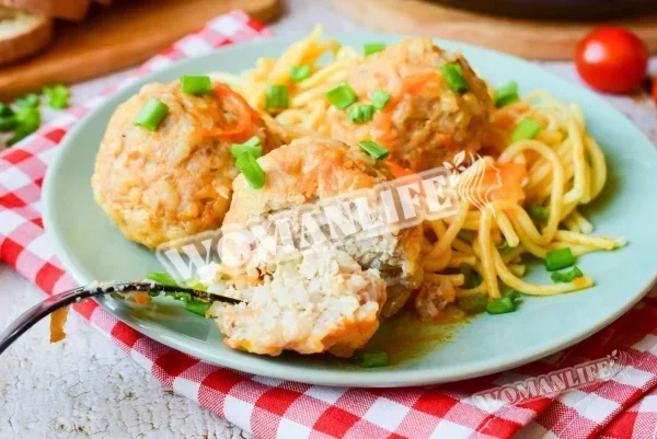 Тефтелі з фаршу з рисом на сковороді