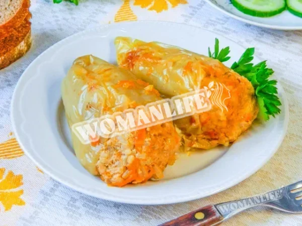Соковиті перці, фаршировані м'ясом і рисом в сотейнику