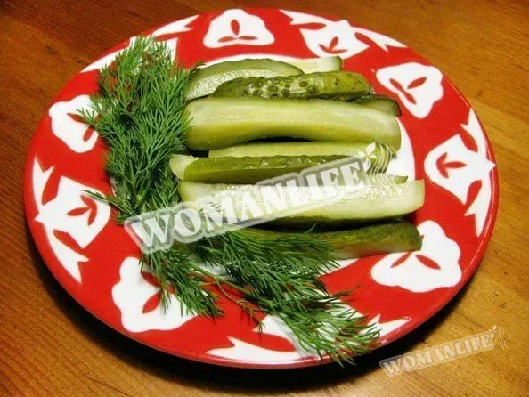 Смачні малосольні огірки з хроном на сковороді