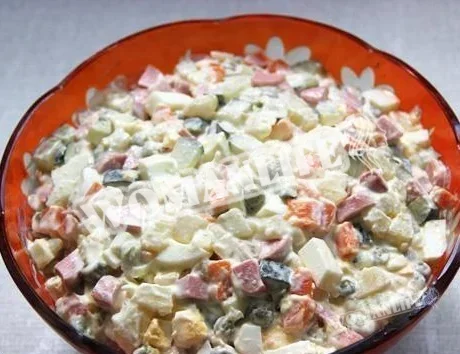 Зимовий салат з маринованими огірками та морквою