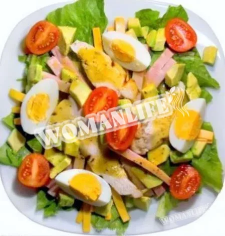 Салат з авокадо з копченою куркою