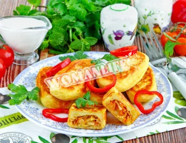 Пиріжки з картоплею та капустою, смажені на сковороді
