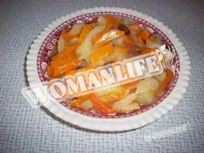 Циммес з моркви, яблук і родзинок