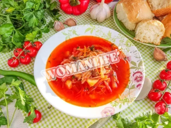 Борщ з часниковими пампушками