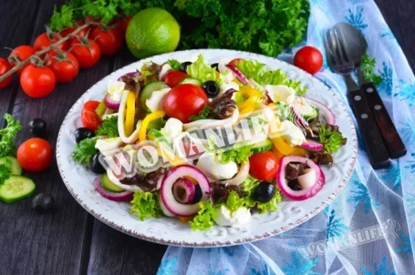 Салат з кальмарами, огірками, сиром і болгарським перцем