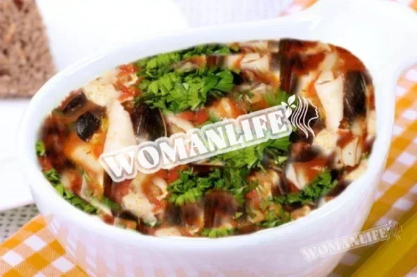 томатний суп з морепродуктами, мідіями, креветками, кальмарами