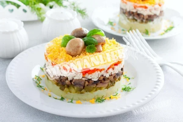 Салат «Казка» з куркою та печерицями