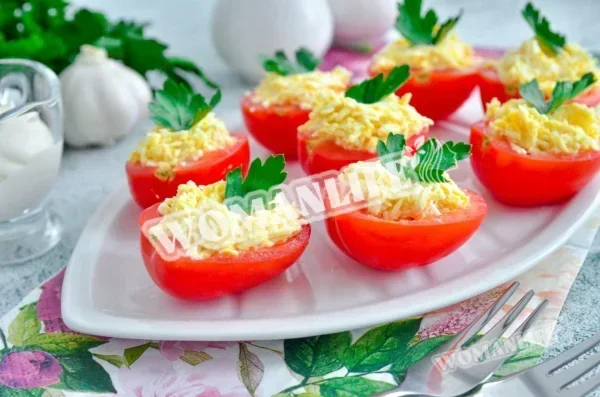 Помідори, фаршировані сиром, часником і яйцем
