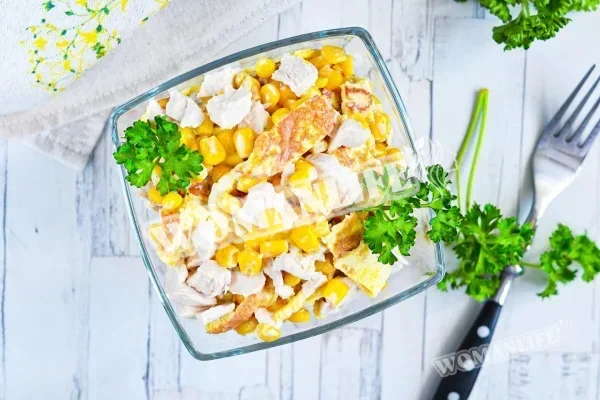 Салат з яєчними оладками і куркою
