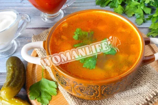 Курячий розсольник з ячменем і солоними огірками