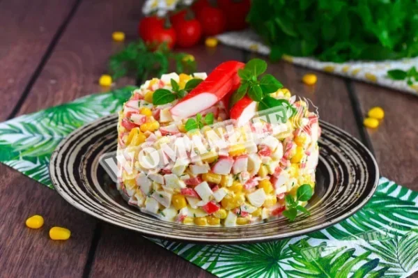 Салат з крабових паличок з кукурудзою і яйцем