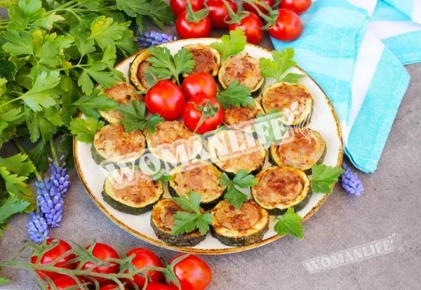 Кабачки з фаршем на сковороді кружечками