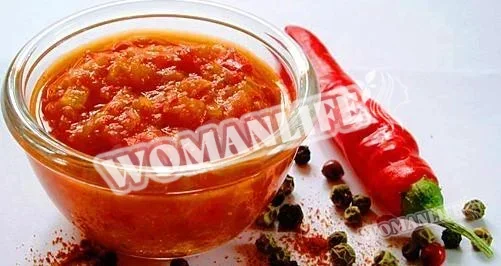 Ароматна аджика з яблуками