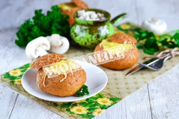 Жульєн в булочках з грибами і куркою
