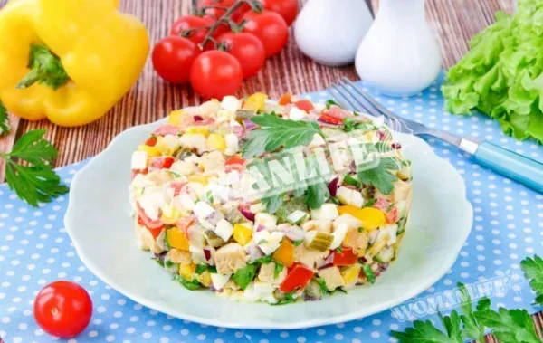 Салат з куркою і маринованими огірками