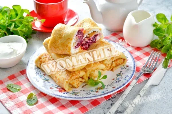 Млинці із замороженою вишнею та сиром