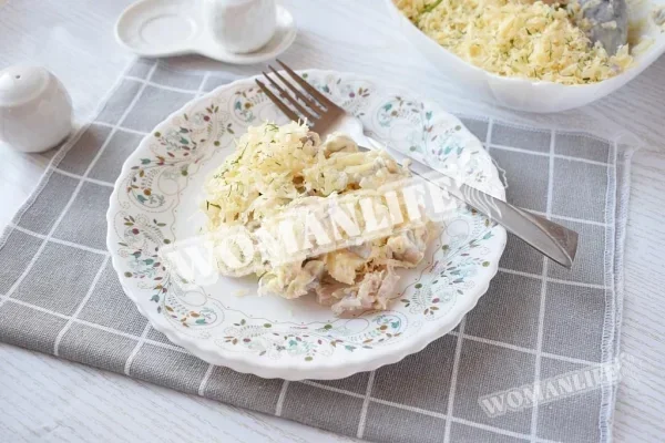 Салат з курки з грибами і сирними прошарками