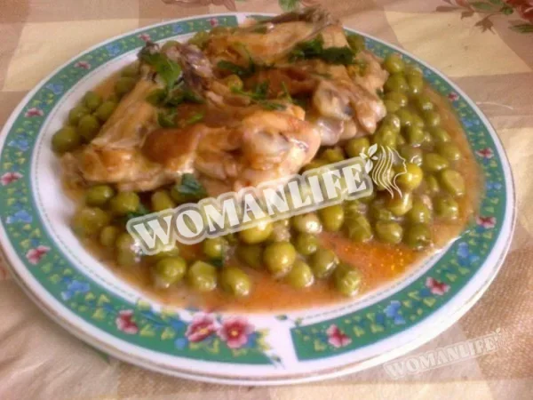 Тушкована курка з зеленим горошком