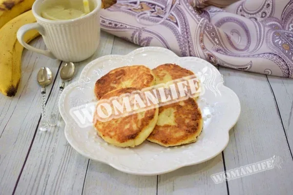 Сирники з бананом і сиром на сковороді