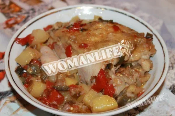 Курка з помідорами і баклажанами