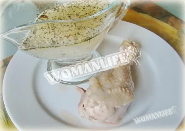 Відварна курка з часниковим соусом