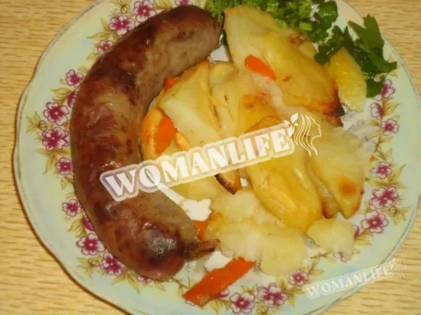 Картопля, запечена з домашньою ковбасою