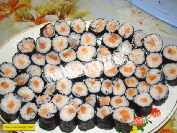 Роли з сьомгою