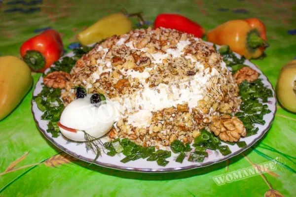 Салат «Черепаха» з куркою, волоськими горіхами та яблуками