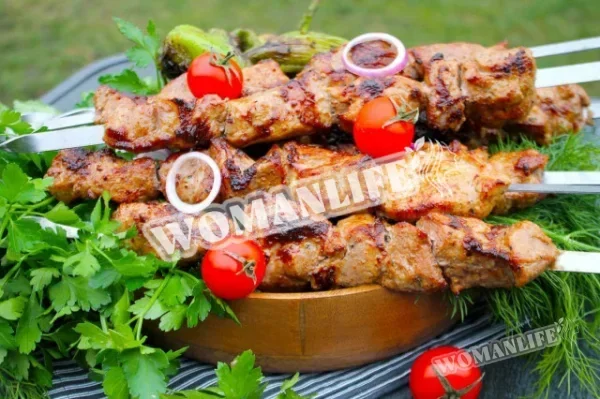 Шашлик, маринований з майонезом і свинячою цибулею