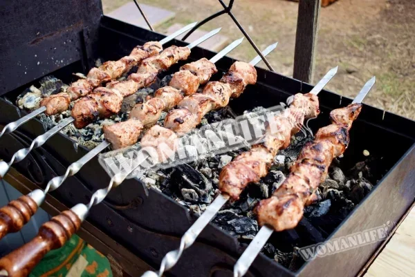 Шашлик з лимоном і свинячою цибулею