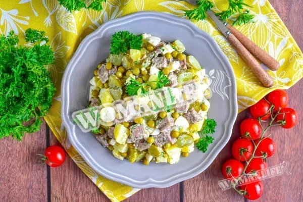 Салат з яловичиною і маринованими огірками