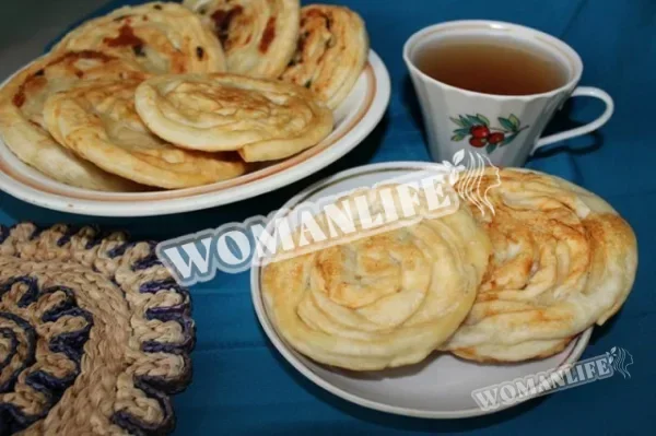 Солодкі коржі на сметані з листкового тіста на сковороді