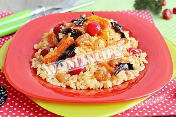 Плов з чорносливом і родзинками