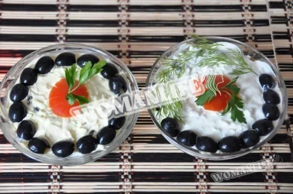 Грибний салат з копченою куркою і горіхами