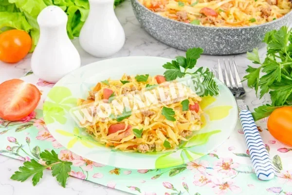 Капуста з фаршем тушкована на сковороді