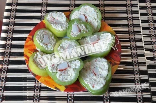Перець, фарширований сиром і крабовими паличками