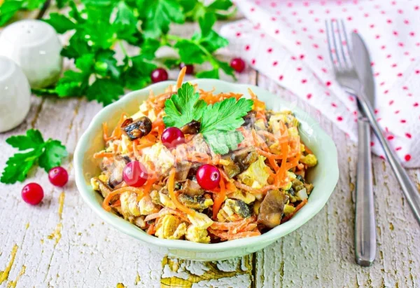 Салат з куркою, корейською морквою та грибами