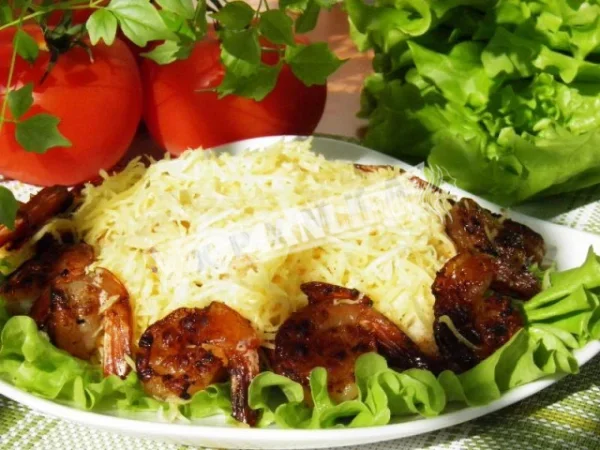 Салат зі смаженими королівськими креветками, сиром і майонезом
