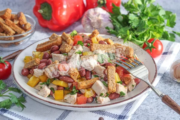 Салат з киріешкою і куркою