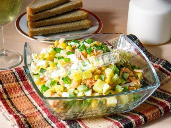 Рибний салат з кукурудзою без рису