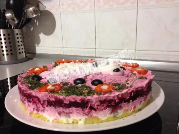 Багатошаровий салат з м'ясом і сиром